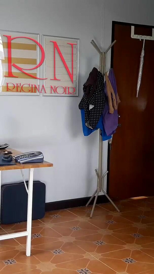 Sekretarka nudystów. Nagi pracownik w biurze. Naga sekretarka nie jest nieśmiała swojego szefa. Nagie biuro.  2 194 | Klip 1