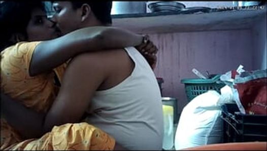 Индийская домохозяйка с горячими губами целует