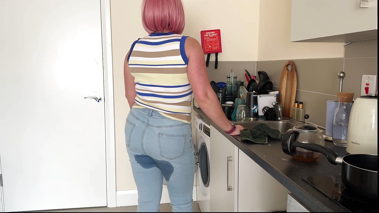 Δεν μπορούσα να κρατήσω το κατούρημα ενώ πλένω πιάτα και βρέχω τζιν