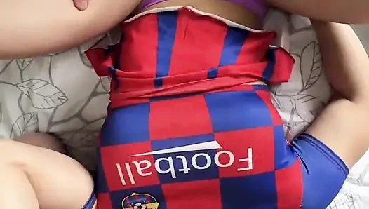 Büyük götlü ateşli ponpon kız iki yarakla sikişiyor
