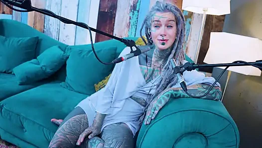 Aku berbicara tentang G - Grattitude- ASMR podcast SFW berbicara dengan gadis kurus gothic model tato rambut gimbal