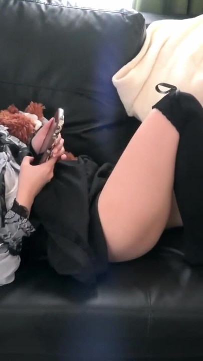 逃げ出した女の子は最初は反応しなかったが、私が生のまま巨大なチンポを挿入すると、彼女は快感で狂った! | クリップ 3