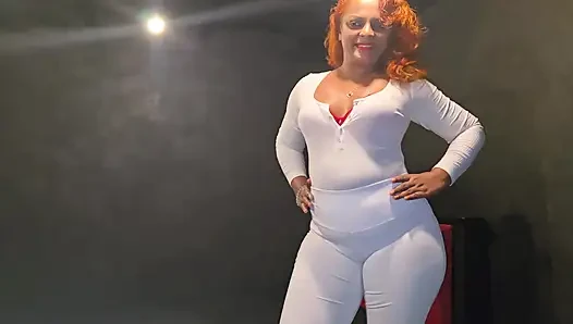Seksi kraliçe nilmini sheron büyük yarakla sert sikişiyor
