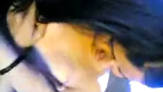 Une nana indienne se déshabille et se doigte la chatte dans une voiture
