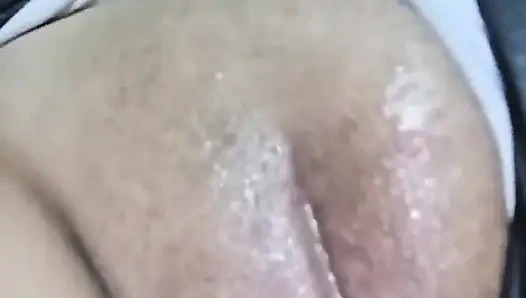 Я видел ее мастурбирует, затем подошел сзади и трахнул ее в задницу.