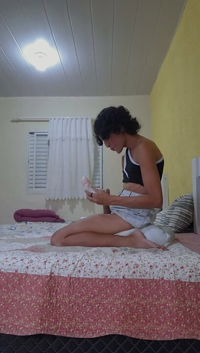 Petite trans qui jouit désespérément
