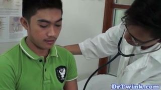 Ethnischer Doktor fickt Twinks vor Einlauf mit dem Gesicht