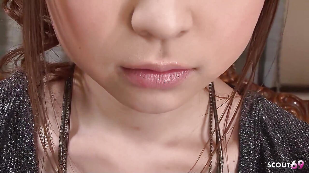 日本人痩せティーンマヒルがパーティー後にフェラチオをし、無修正で射精される