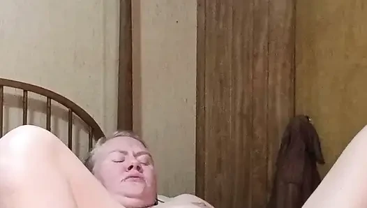 Azgın orta yaşlı seksi kadın telefonda