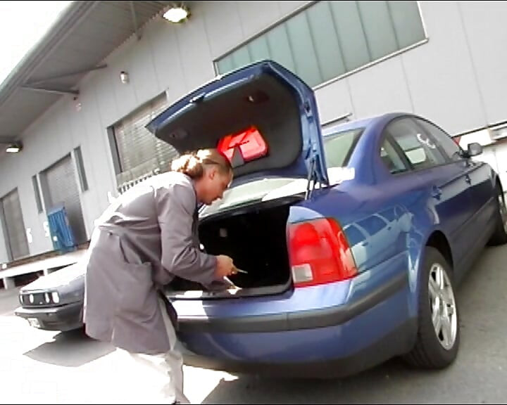 O curvă germană este futută cu piercing într-o parcare