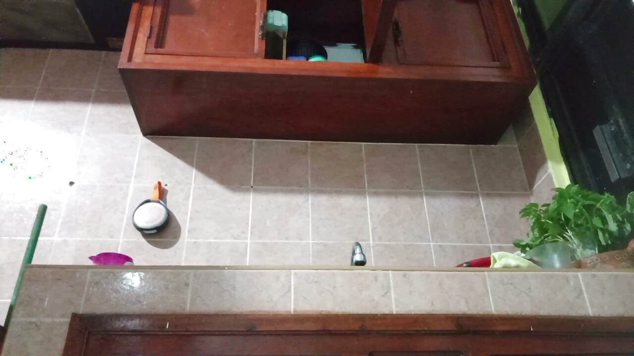 Mijn schoonmoeder in de keuken toont doorzichtige slip