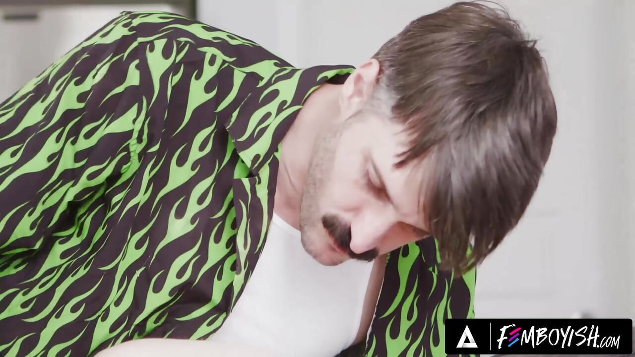 FEMBOYISH - Seb Leblan excitat sare peste lecția de skate ca să fute femboy-ul Texas Twink în ținută de skater