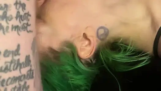 Süßes mädchen amber green wird ins gesicht gefickt