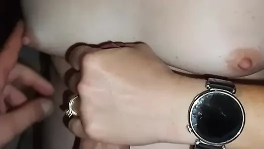 Ehefrau bereit für sperma auf süßen sexy titten