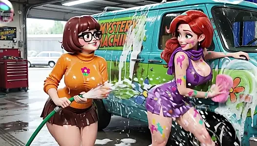 Velma и Daphne наслаждаются чувственной мыльной обнаженной автомойки тщательно очистки классической таинственной машины фургона