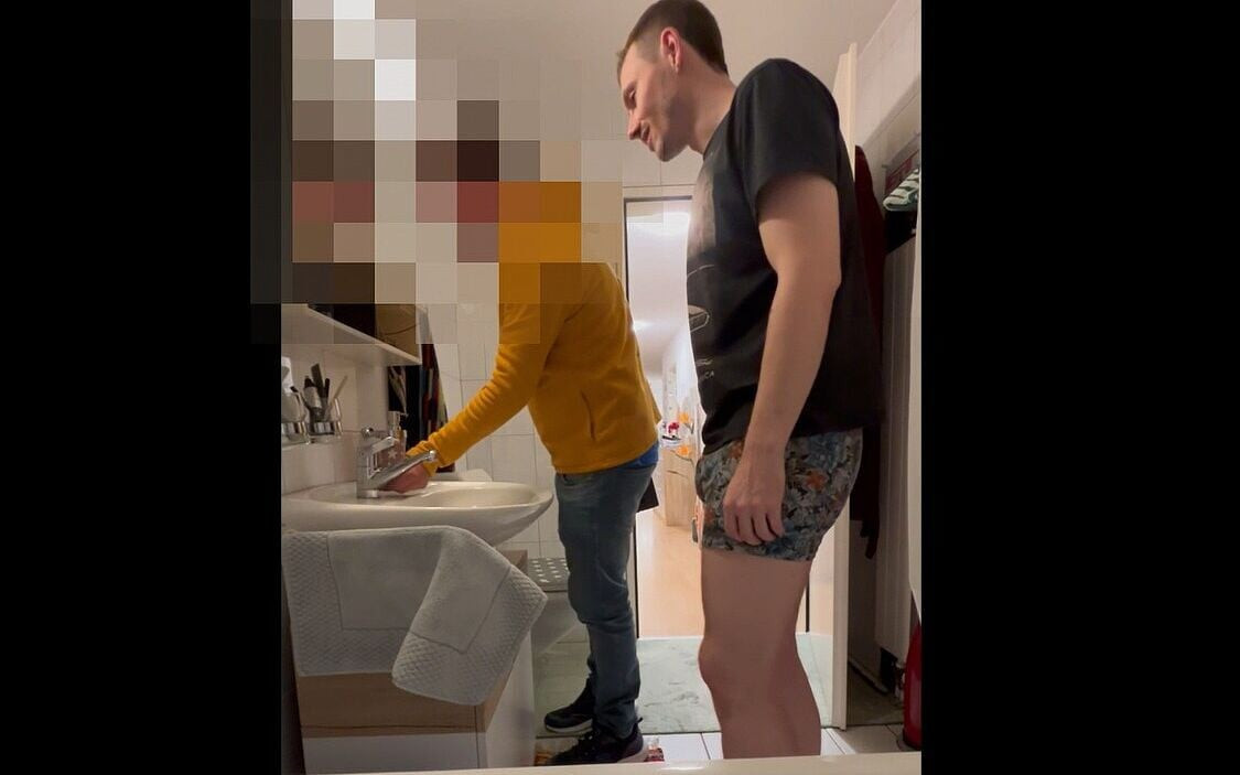 ストレート・ハンディマンが戻り、マイクが遊んでいるのを見つけ、結局お互いにフェラチオをする