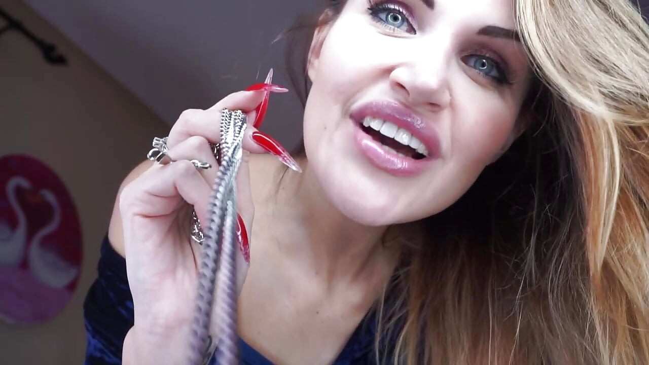 Tu n'es qu'une inoffensive entre les mains de ta maîtresse