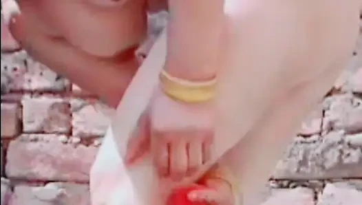 Во время купания деревенская женщина принимает ванну голышом после того, как полностью сняла ее одежду