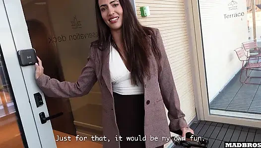 An Arrogant Australian Journalist Caught Spreading Fake News Live On Air And Fucked To Avoid Being Called Out !!!