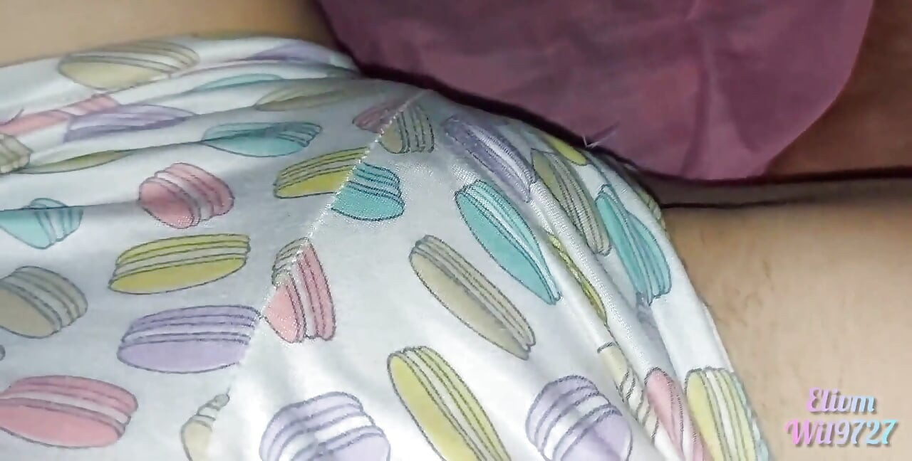 XXX Desi Sora mea vitregă mă lasă să mă joc cu pizda ei când vine în vizită ea ajunge pe patul meu
