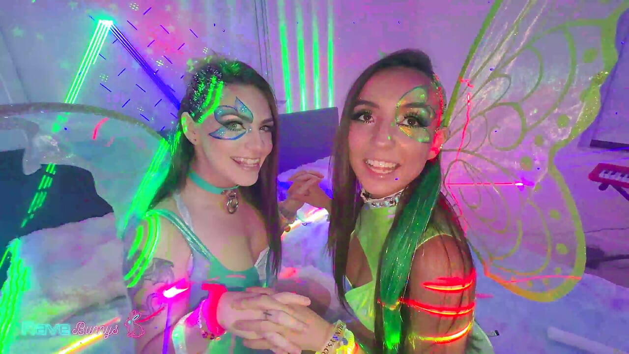 Frumusețile Rave Sasha Tatcha și tiny Rhea încălzesc dormitorul lui Brian Neon!