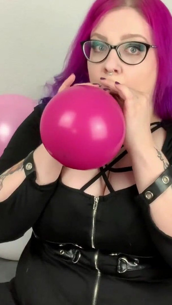 Felejthetetlen pillanat a "Balloon : Blow to Pop with German Goth Abby Strange - Looner" című filmből