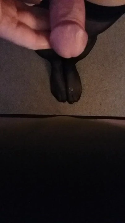 Cumming on my feet in thigh highs