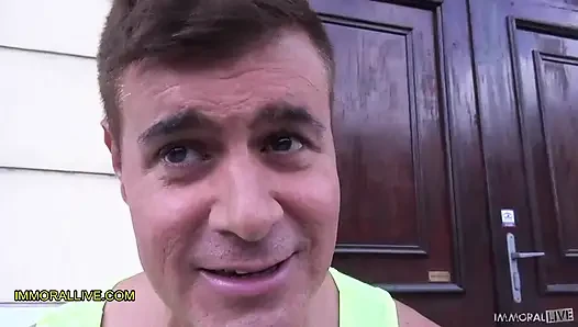 Татуированные чувак идет на встречу со своими лучшими приятелями с новой секретаршей.