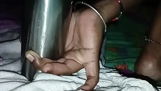 Bhabhi Ne pura botal chut me dal diya