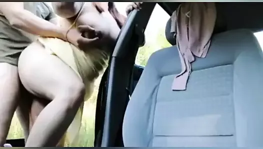 Une femme dogging baise dans une voiture avec un inconnu