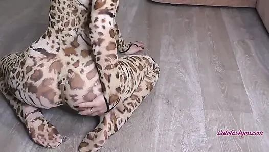 Cewek seksi dengan kostum harimau hitam nyepong kontol pacarnya