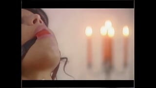 Due belle milf lesbiche imbavagliate con le palle e scopate da un grosso cazzo