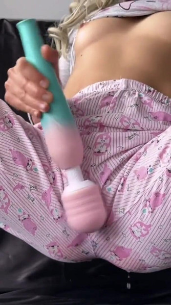 Moment palpitant de la "elevă asiatică slabă cu orgasm multiplu cu ejaculare de aproape"