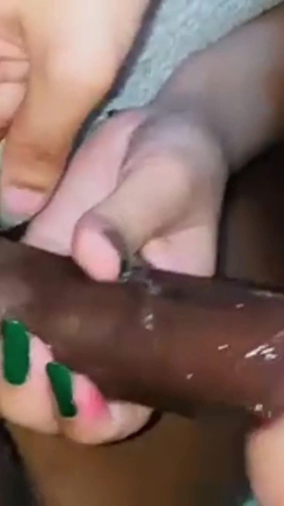 Seksi devojka daje svom prijatelju aljkavo seksi pušenje kurca | Klip 2