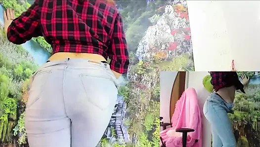 Büyüleyici orta yaşlı seksi kadın kıyafetlerini çıkarıyor ve fışkırtmak için kendini sikiyor