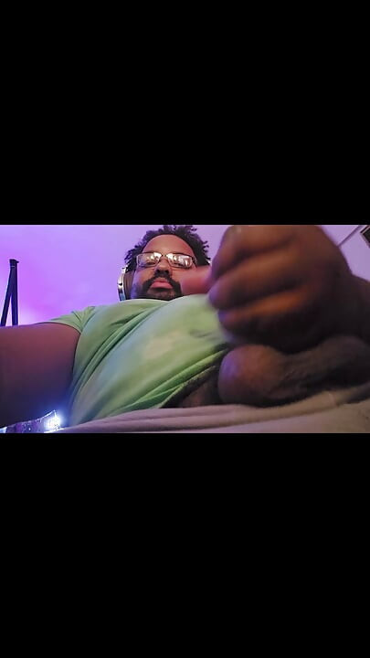 Thick Daddy Jerks off While Editing His own Vid