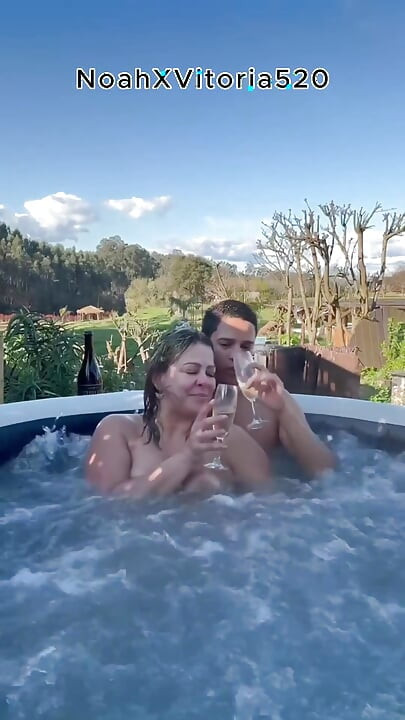 Outdoor-sex Mit Einer Heißen Blonden MILF in Einem Whirlpool - Whirlpool