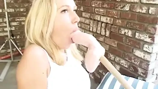 Blondes schätzchen wird im freien hart gefickt