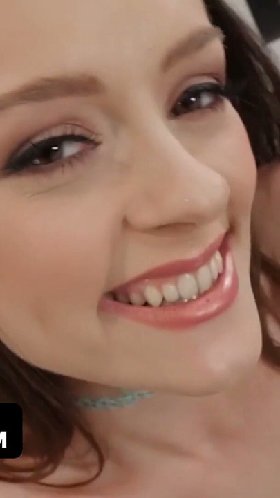 Lily Glee føler sig våd og sexet under sin allerførste pornostøtte - TeamSkeet | Klip 1