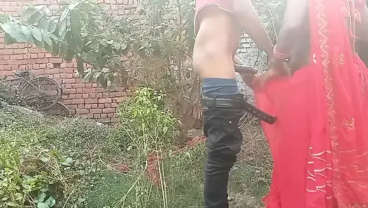 Indyjska gorąca młoda dziewczyna zostaje zerżnięta przez swojego chłopaka na zewnątrz w dżungli