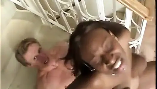 Penjaga pantai kulit putih suka jilat memek dan ngentot cewek kulit hitam dari belakang