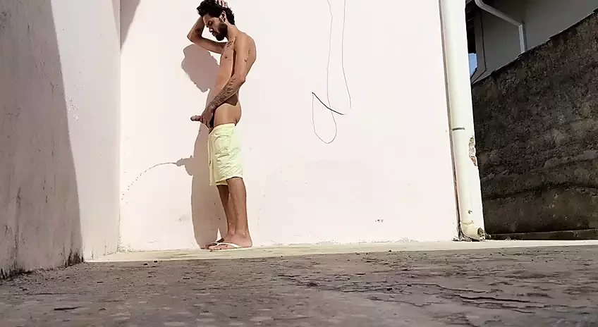 Arabeputo in - kencing di dinding jiran