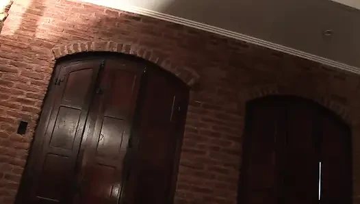 Avrupalı üniversiteli güzeller yaşlı adamın sikini üçlü grup sekste paylaşıyor