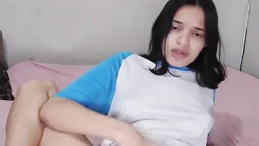 Alice_Lima 18-летняя латина играет со своей киской