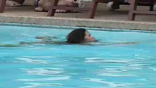 2 seksi latin havuzda ve plajda lateks fetişi sunuyor