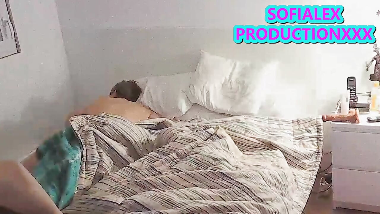 Η Σοφία ξυπνά στη μέση της νύχτας με το μουνί της υγρό από πόθο