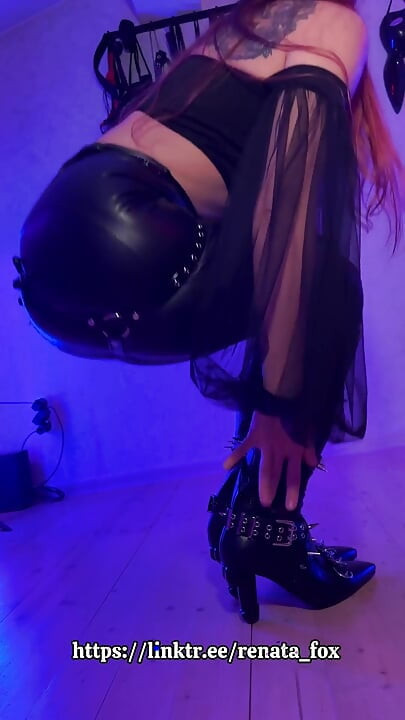 여성의 입술이 담배를 감싸는 모습을 보는 것을 좋아한다면 이 영상을 분명 좋아할 것입니다