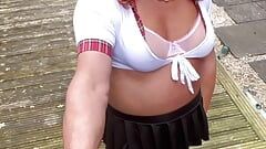 Amatorska crossdresser kellycd2022 seksowna mamuśka w mini spódniczce i pończochach sika jej majtki na obcasach maminsynek na zewnątrz