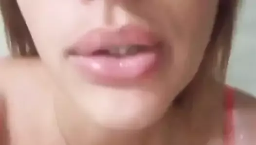 Сексуальная рыжая делает видео-звонок своему бойфренду и показывает ему все во время мастурбации