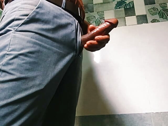 Vieux mec branlant sa grosse bite gay
